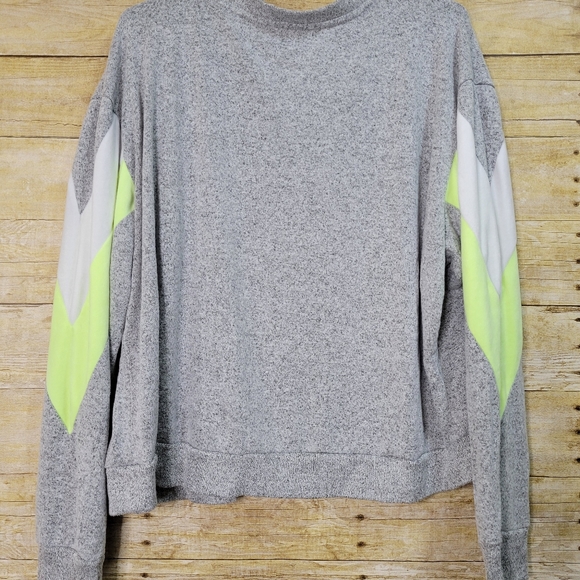 3/$15 Flirtitude Gray Cropped Sweatshirt Size XXL - Picture 4 of 5